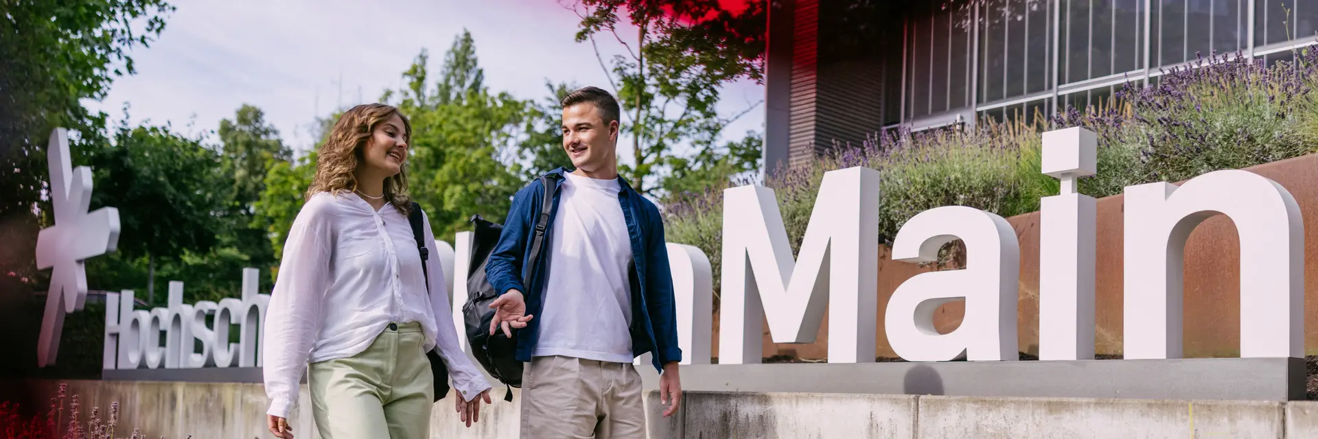 2 Studierende vor der Hochschule