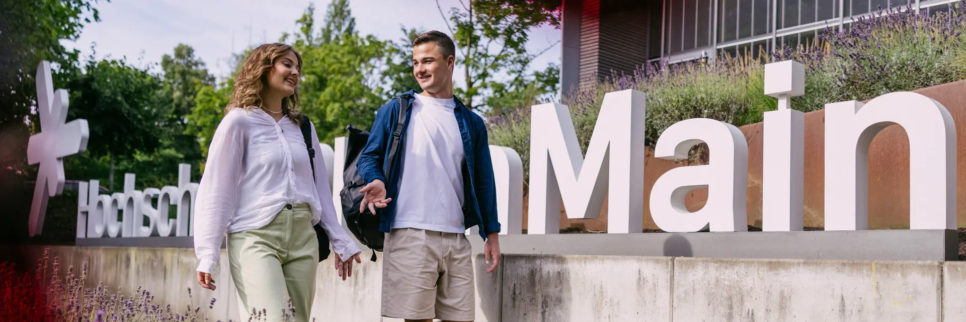 2 Studierende vor der Hochschule