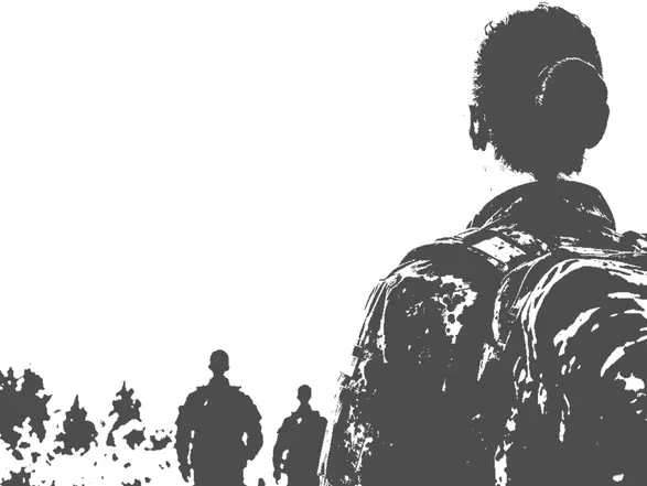 Drei Soldaten gehen in einer überwiegend monochromen Umgebung. Der Fokus liegt auf einer Person im Vordergrund, die einen Rucksack trägt und den anderen folgt. Die Silhouetten der Soldaten sind im Hintergrund undeutlich erkennbar.