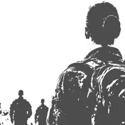 Drei Soldaten gehen in einer überwiegend monochromen Umgebung. Der Fokus liegt auf einer Person im Vordergrund, die einen Rucksack trägt und den anderen folgt. Die Silhouetten der Soldaten sind im Hintergrund undeutlich erkennbar.