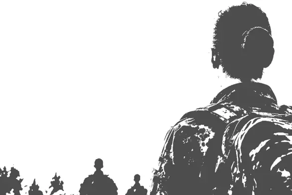 Drei Soldaten gehen in einer überwiegend monochromen Umgebung. Der Fokus liegt auf einer Person im Vordergrund, die einen Rucksack trägt und den anderen folgt. Die Silhouetten der Soldaten sind im Hintergrund undeutlich erkennbar.