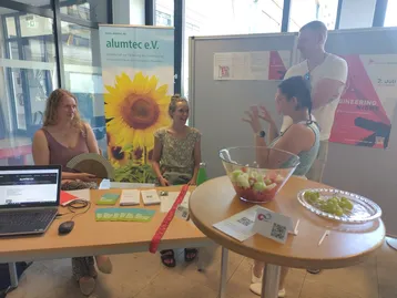 Stand des Alumninetzwerks Alumtec
