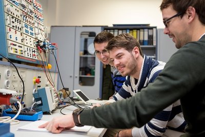 Studierende im Labor Elektroenergiesysteme