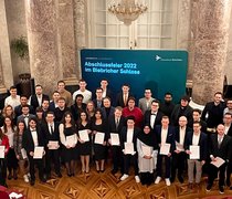 Die Informatik-Absolvent:innen im Schloss Biebrich. 