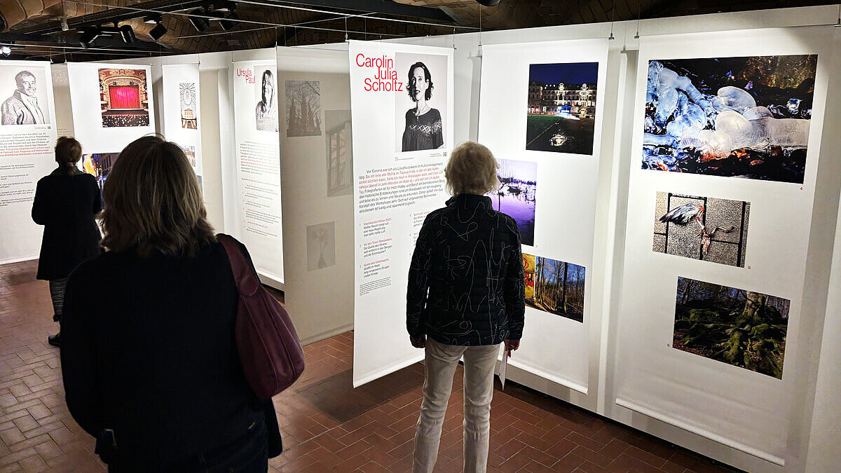 Besucher:innen in der Fotoausstellung „Heiße! Quellen!“ im sam.