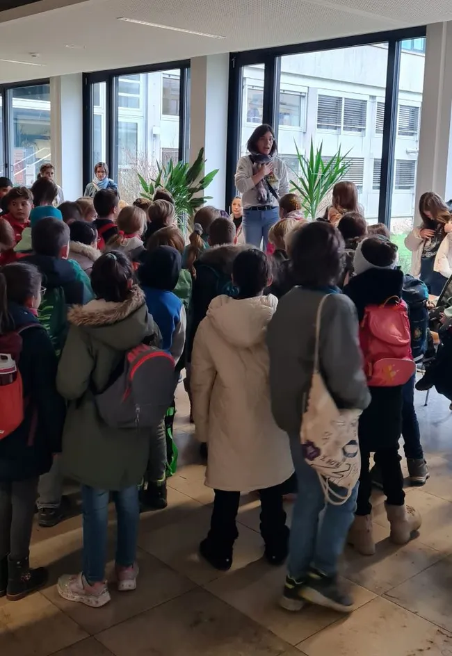 Ramona Schweikart von der Jugendförderung Rüsselsheim teilt die Workshop-Teilnehmenden in Gruppen ein