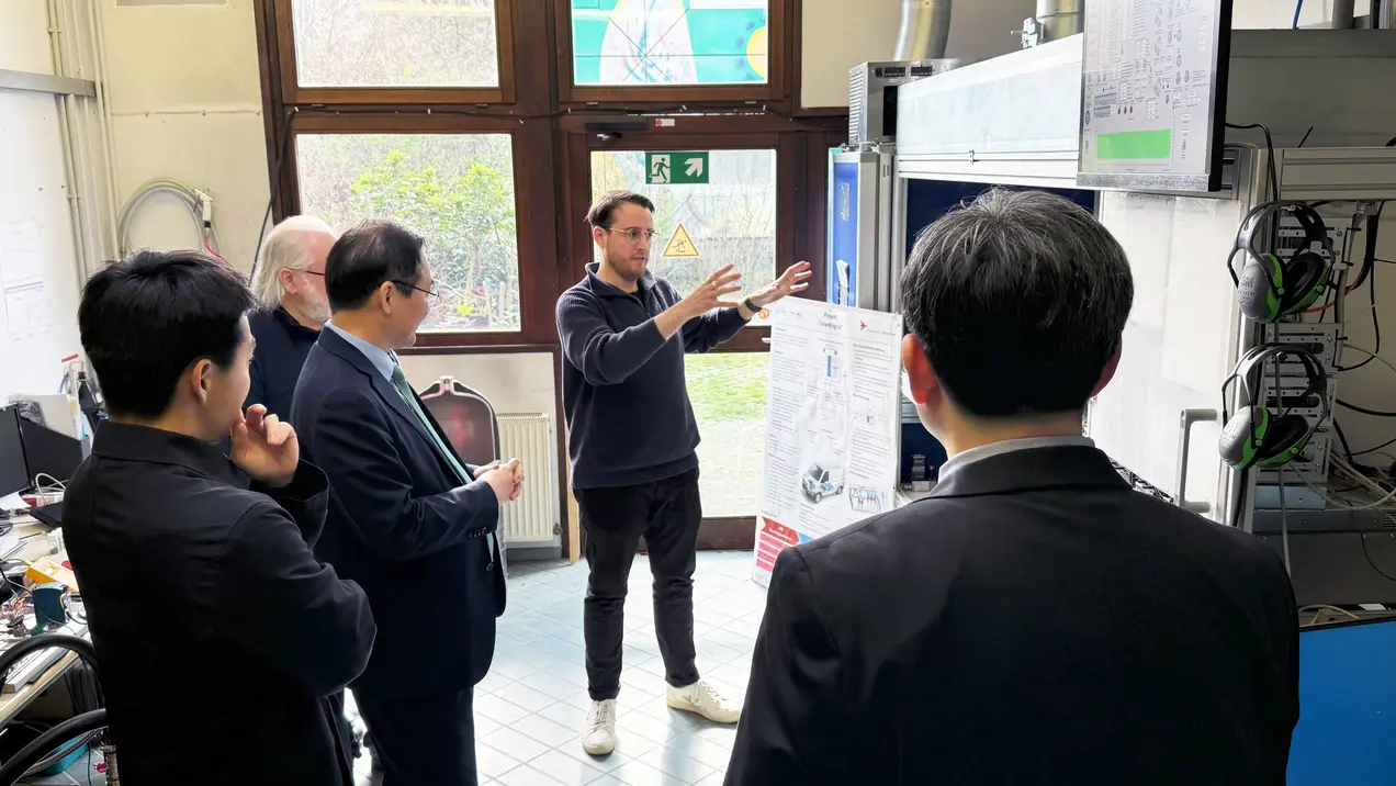 Die Delegation der Konkuk University im Labor für Wasserstofftechnologie