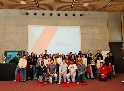 Gruppenbild der Austauschstudierenden, die im Sommersemester 2023 an der HSRM studieren © Hochschulkommunikation | Hochschule RheinMain