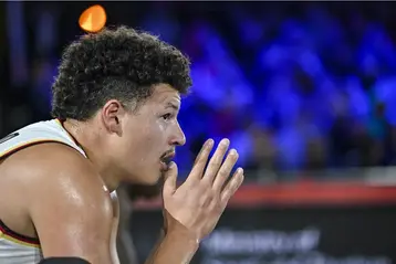 Seitliche Nahaufnahme Leander Schwalm, der seine Hände vor dem Gesicht aneinander legt