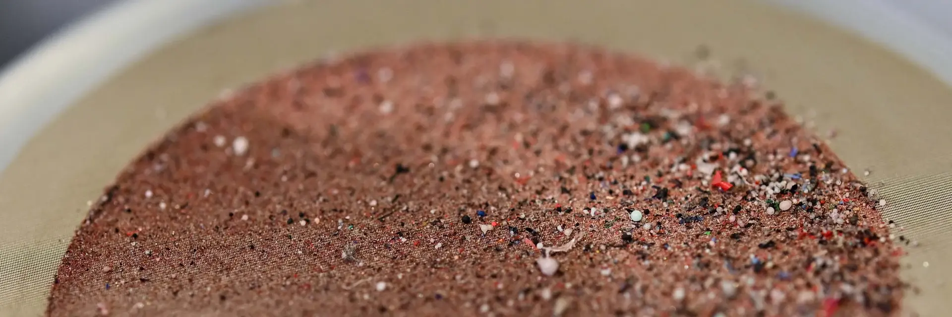Mikroplastik zurückgehalten auf einem Edelstahlrundfilter