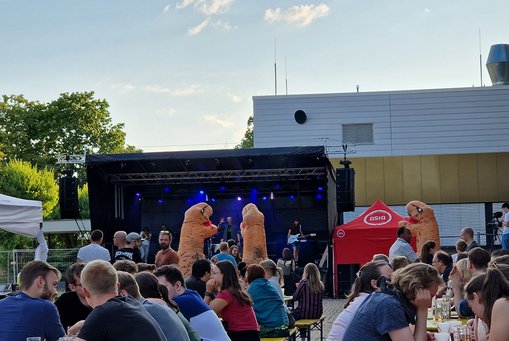 Live-Musik im Hof auf dem Campus Rüsselsheim