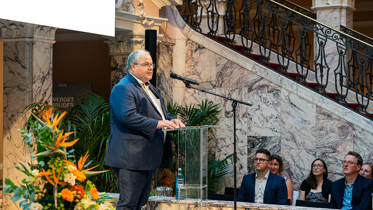 Prof. Dr. Andreas Brensing, Vizepräsident für Forschung, Transfer und Nachhaltigkeit, beglückwünscht die Absolvent:innen.