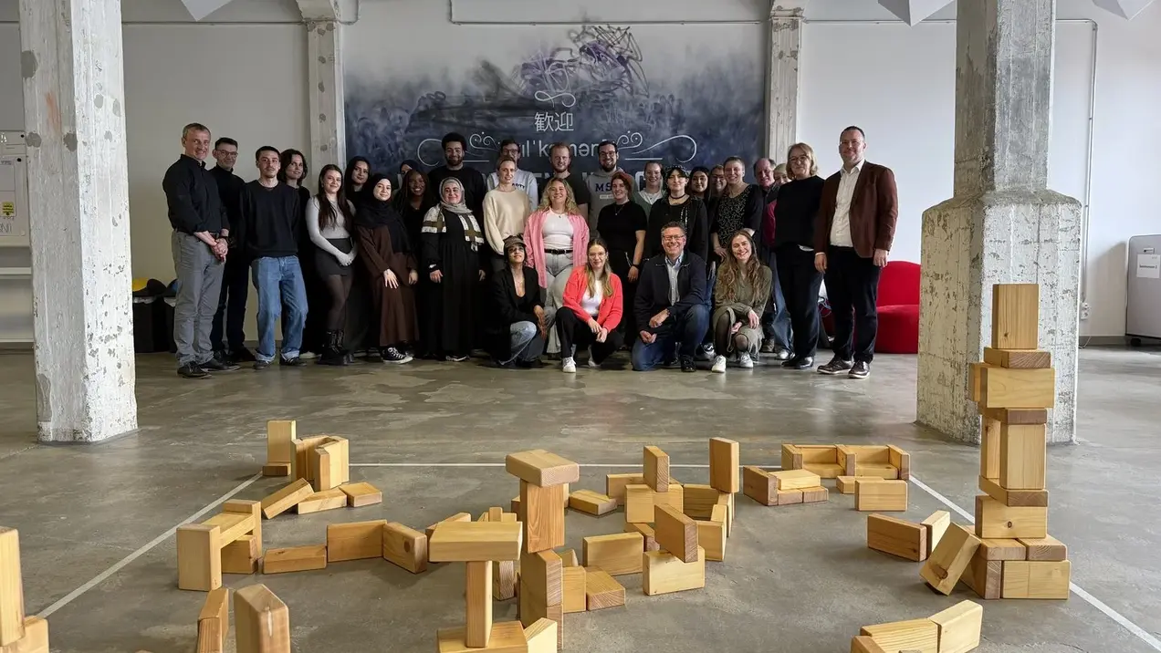 Gruppe. Vor der Gruppe stehen Holzbausteine.