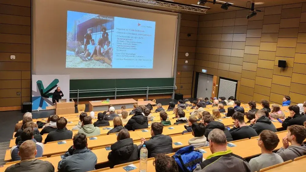 Der Prodekan begrüßt die Schülerinnen und Schüler am Informationstag "Hochschulluft schnuppern".