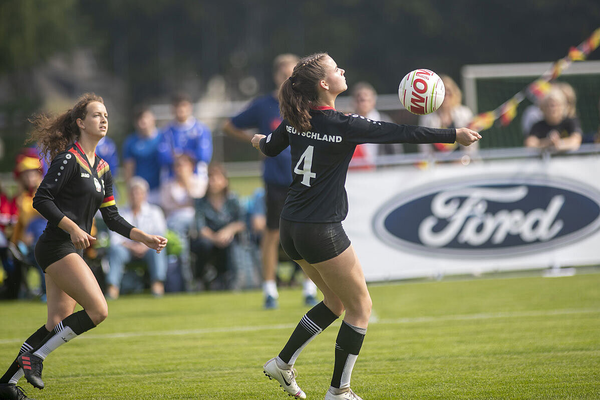 Porträt von Elena Kull und Maya Mehle, Faustball Faustballerinnen Elena Kull und Maya Mehle auf dem Spielfeld