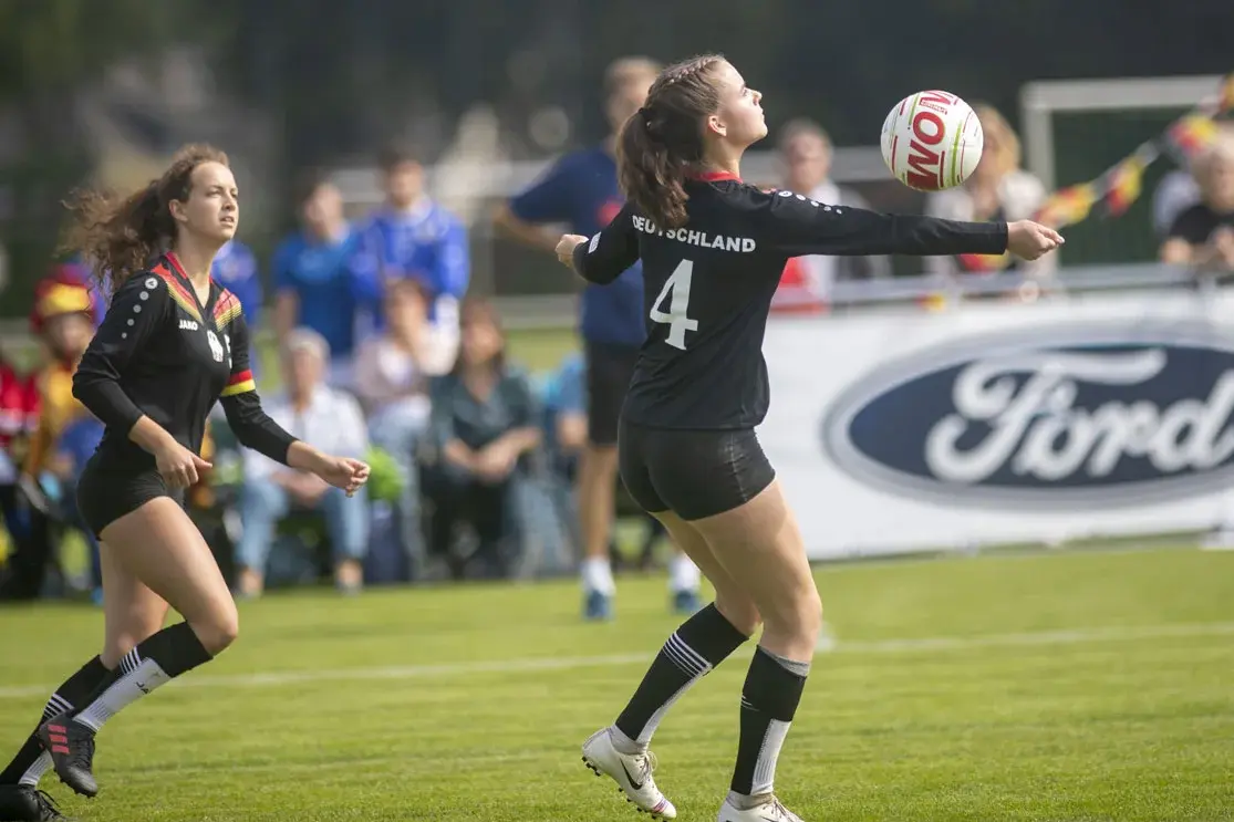 Faustballerinnen Elena Kull und Maya Mehle auf dem Spielfeld