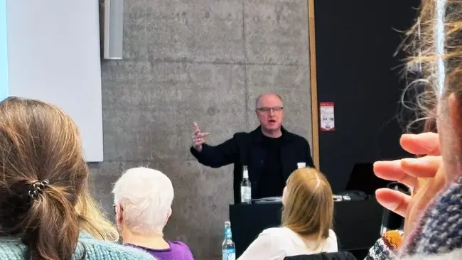 Prof. Dr. Benedikt Sturzenhecker von der Universität Hamburg steht am Rednerpult