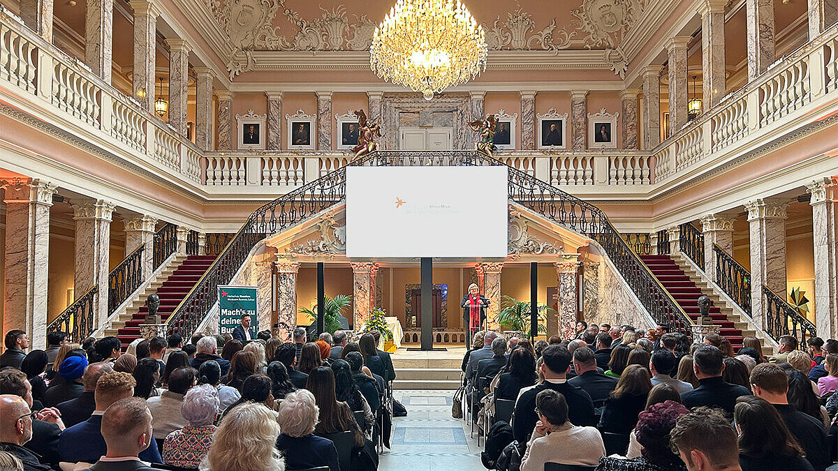 Blick ins vollbestzte Foyer der Sektkellerei Henkell während der Graduierungsfeier des Fachbereichs Wiesbaden Business School