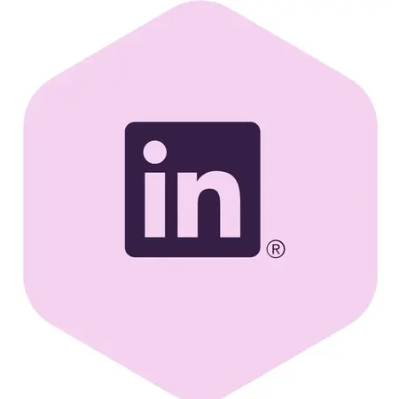 Das Bild zeigt das Logo von LinkedIn, einem sozialen Netzwerk für berufliche Vernetzung. Es ist in einem hexagonalen Rahmen angeordnet und hat einen rosa Hintergrund. Das Logo besteht aus einem stilisierten "in" in dunkler Farbe.