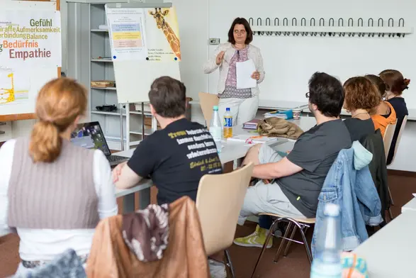 Seminarraum mit Studierenden und Dozentin des Fachbereichs Sozialwesen