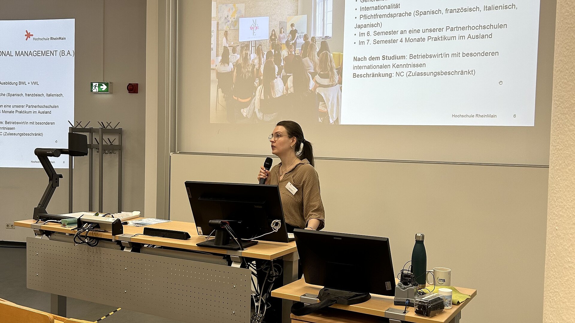 Helena Schiefer, Mitarbeiterin am Fachbereich, im Hörsaal der Wiesbaden Business School.