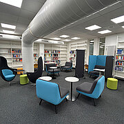 Blick auf die neue Sitzgruppe in der Bibliothek Rüsselsheim