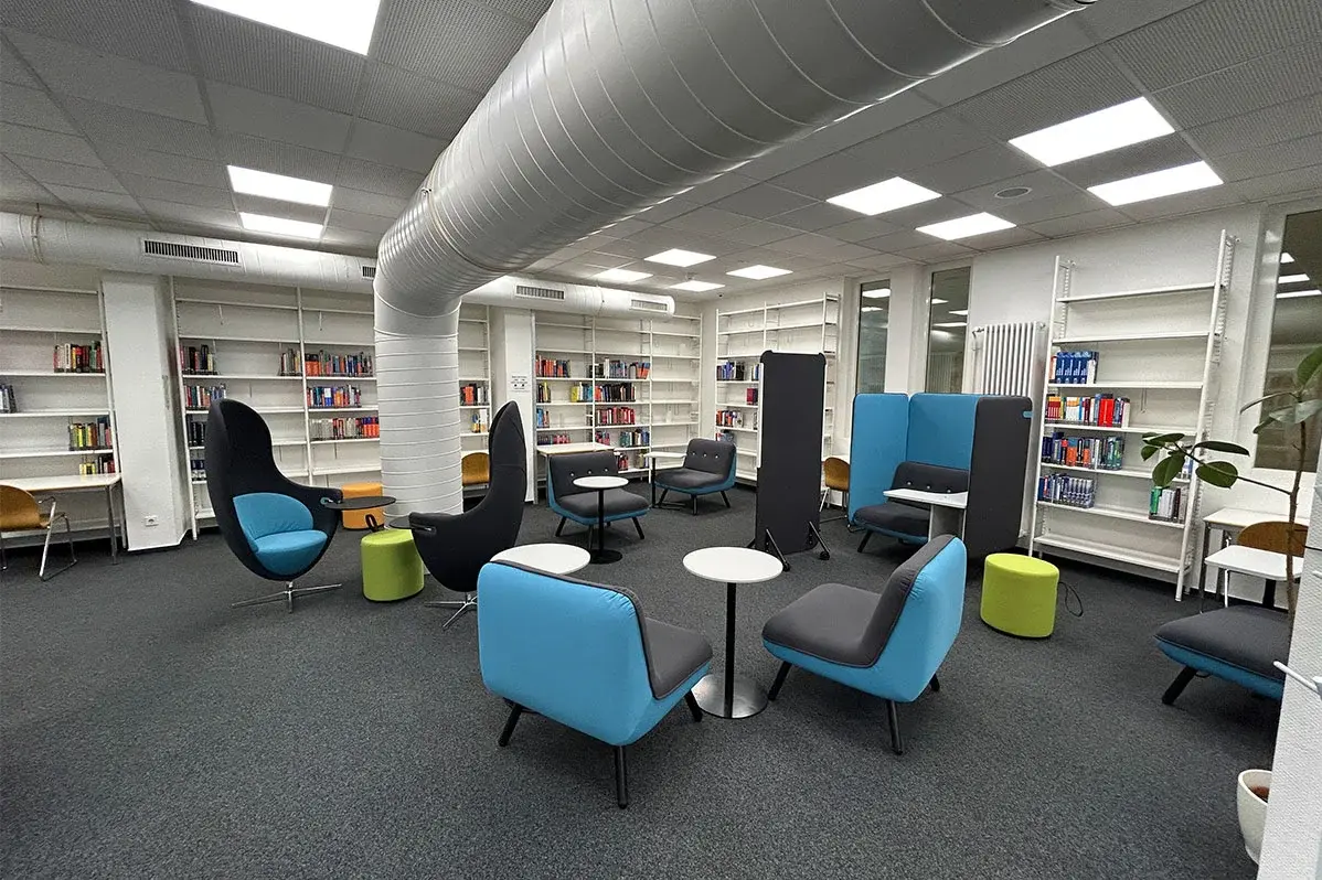 Blick auf die neue Sitzgruppe in der Bibliothek Rüsselsheim