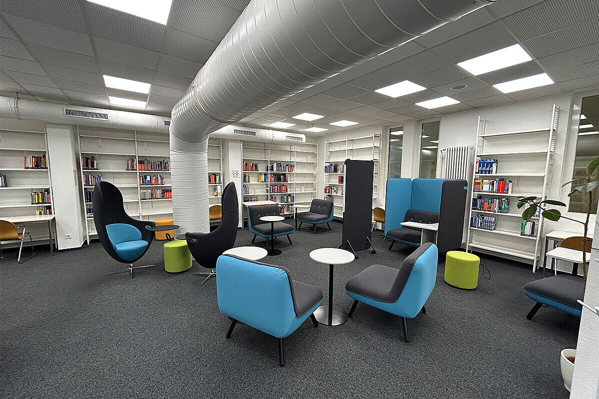 Blick auf die neue Sitzgruppe in der Bibliothek Rüsselsheim