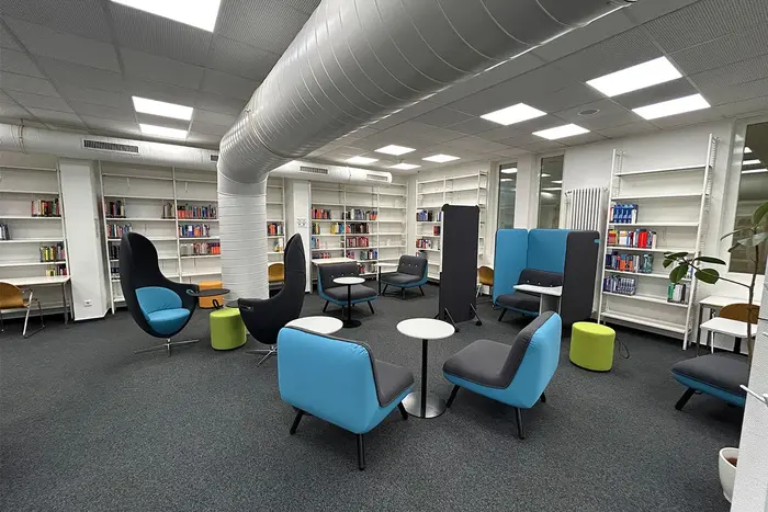 Blick auf die neue Sitzgruppe in der Bibliothek Rüsselsheim