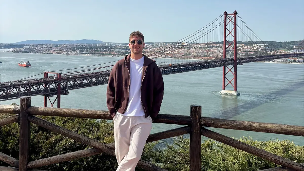 Auslandssemester Eric Bingenheimer Eric Bingenheimer posiert vor einer Brücke, die über ein Gewässer führt