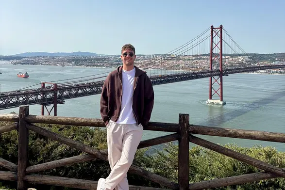 Auslandssemester Eric Bingenheimer Eric Bingenheimer posiert vor einer Brücke, die über ein Gewässer führt