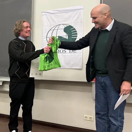 Prof. Philip Kurz, Geschäftsführer der Wüstenrot Stiftung, überreicht dem Studenten Niklas Kohnert den Preis zum ICOMOS-Studierendenwettbewerb.