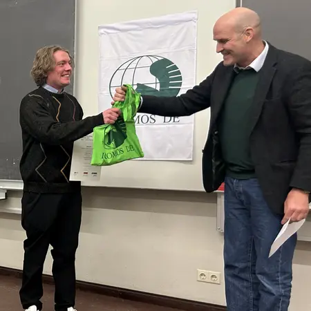 Prof. Philip Kurz, Managing Director of the Wüstenrot Foundation, presents student Niklas Kohnert with the prize for the ICOMOS student competition.