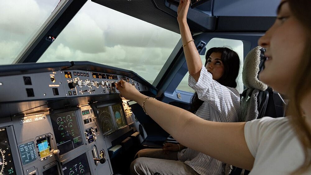 Studierende im A320 Flugsimulator Studierende im A320 Flugsimulator