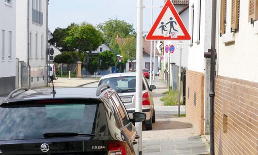 Beispiel Fehlnutzung von öffentlichem Straßenraum in Darmstadt-Arheilgen. © Prof. Dr. Volker Blees | Hochschule RheinMain. 