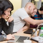 Studierende der Hochschule RheinMain arbeiten an ihren Laptops