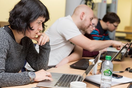 Studierende der Hochschule RheinMain arbeiten an ihren Laptops