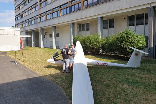 Ein Segelflugzeug zum Probesitzen am Fachbereich Ingenieurwissenschaften