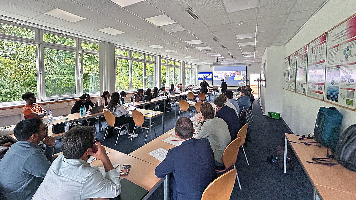 Blick in den Veranstaltungsraum mit Teilnehmenden des Hydrogen Safety Symposiums