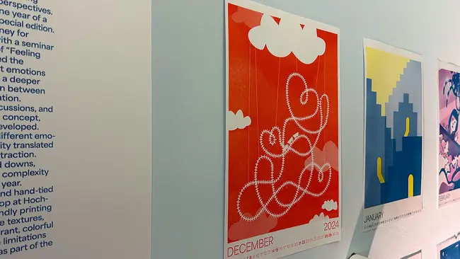 Blick auf das Kalendermotiv für den Dezember 2024. Zu sehen ist eine Achterbahn, die an einer Wolke aufgehängt ist.