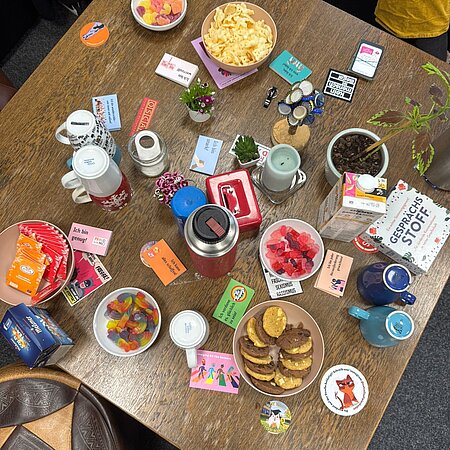 Verschiedene Snacks und Getränke auf einem Tisch