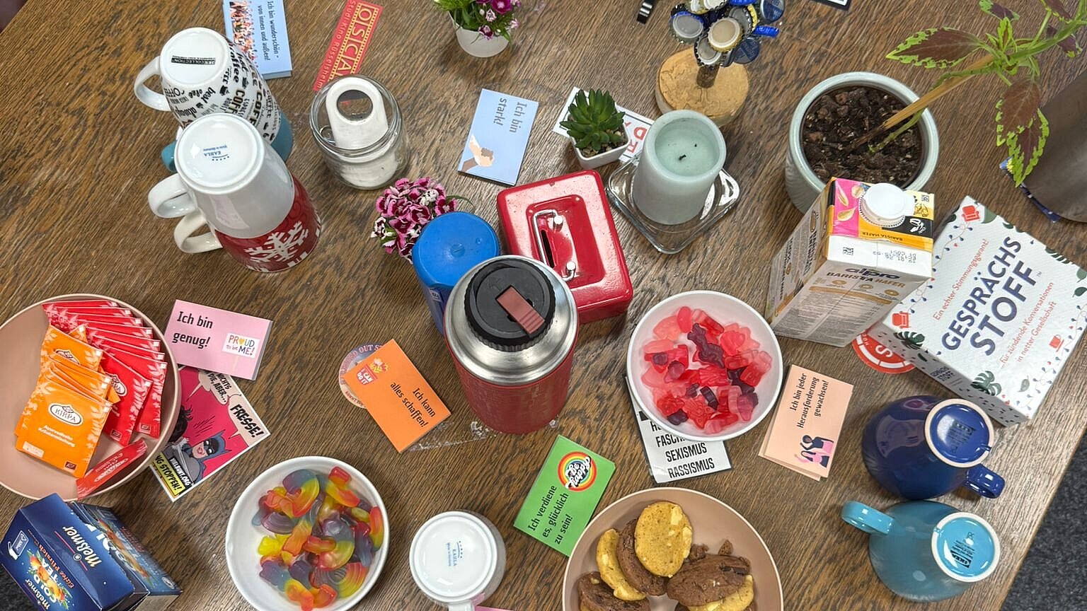 Chai and Chill Verschiedene Snacks und Getränke auf einem Tisch