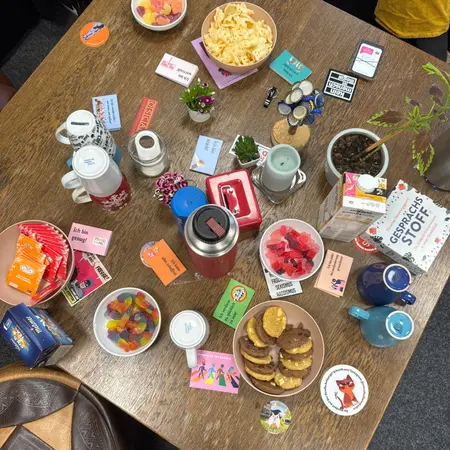 Verschiedene Snacks und Getränke auf einem Tisch