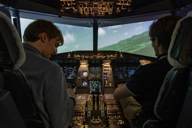 Im Flugsimulator dürfen die Besucher:innen selbst fliegen.