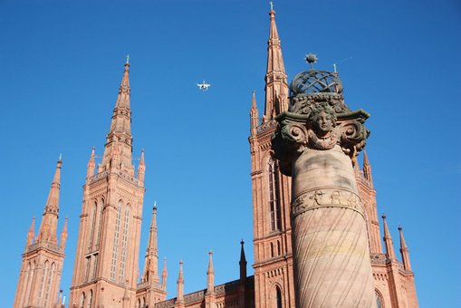 Marktsäule vor der Marktkirche in Wiesbaden. © Hochschule RheinMain