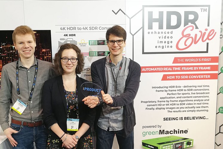 Masterstudent Benjamin Donderer, seine Kommilitonin Lina Goedecker sowie der wissenschaftliche Mitarbeiter und Doktorand Lucien Lenzen auf der NAB in Las Vegas. © Hochschule RheinMain 