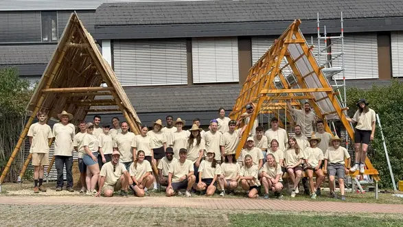 Teilnehmer:innen der Summer School 2025 vor den Pavillons