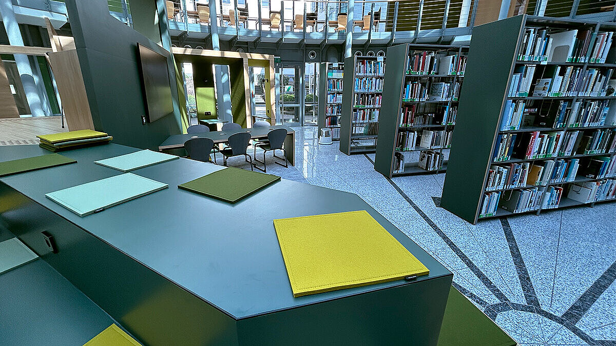 Blick auf die in Grüntönen gestaltete Raumskulptur in der Bibliothek Unter den Eichen