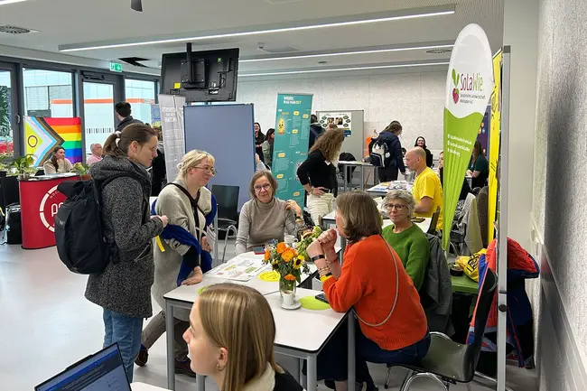Sustainable Future Days Besucher:innen der Veranstalung stehen an den Infoständen.