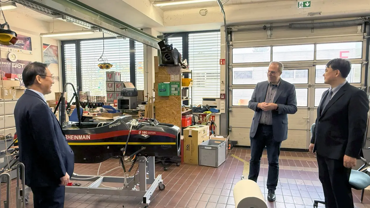 Studiendekan Prof. Dr. Daniel Münstermann zeigt die Werkstatt der Scuderia Mensa